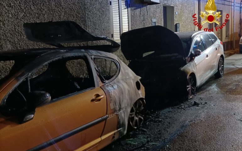 Attentato incendiario nella notte a Siniscola: due auto in fiamme e in pericolo una casa