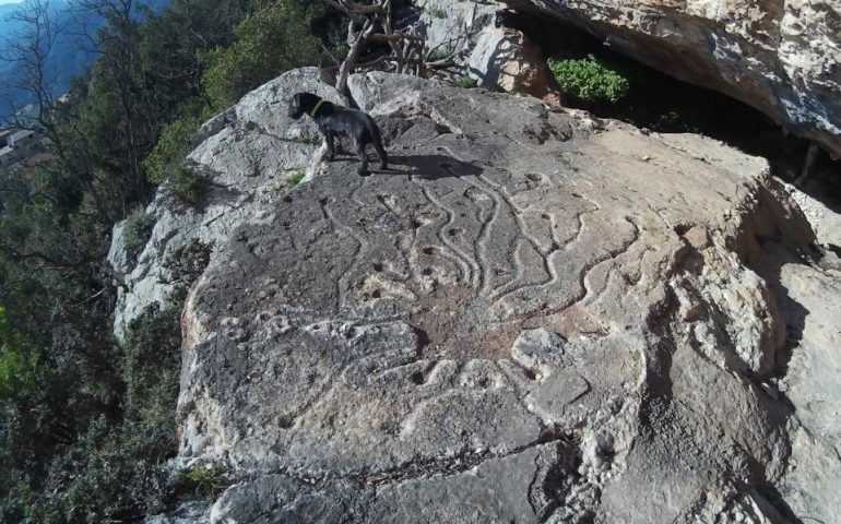 Un’antichissima pietra decorata che sembra riprodurre le sinapsi del cervello. Sapete dove si trova?