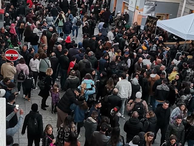 In migliaia a Mamoiada per “Autunno in Barbagia”. Il sindaco costretto a dire: “Non venite, non c’è più posto”