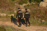 Sardegna, spara al cane di fronte alla padrona e lo uccide: allevatore denunciato
