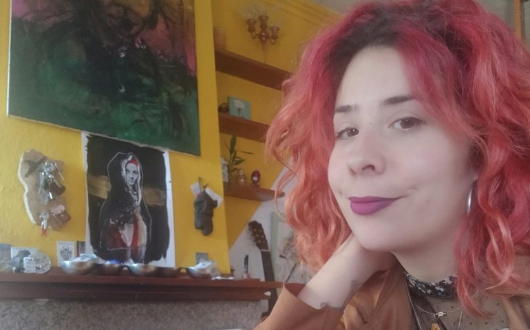 «Rappresento la donna e la femminilità»: l’artista Tania Piroddi racconta il suo amore per la pittura