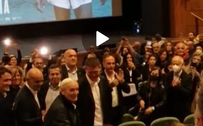 (VIDEO) Gigi Riva al Teatro Massimo alla prima del suo docufilm: ovazione del pubblico presente