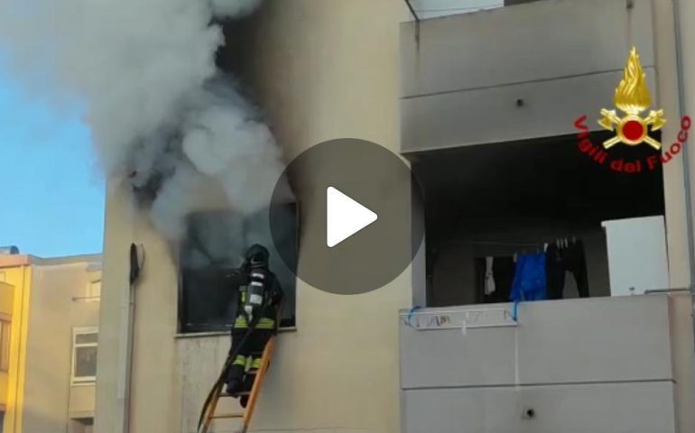 (VIDEO) Sardegna, incendio in una palazzina: evacuati tutti gli appartamenti