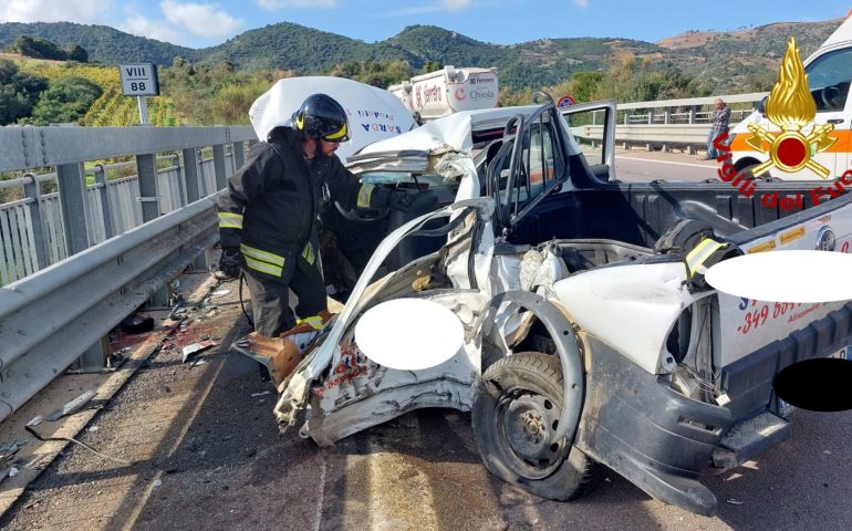 Spaventoso incidente sulla 125, auto si schianta contro un tir: ferito gravemente un 51enne