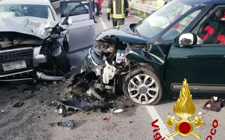Sardegna, spaventoso incidente fra due auto: feriti gravemente una donna incinta e un uomo