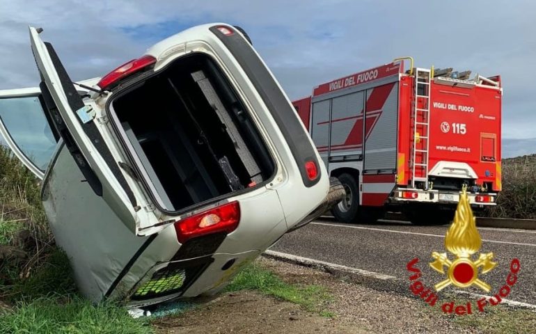 Sardegna, auto esce fuori strada e si ribalta: un ferito trasportato in ospedale