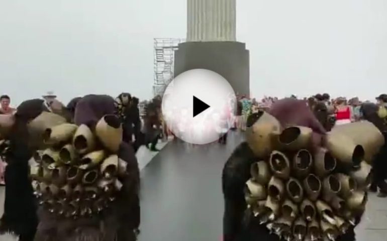(VIDEO) Mamuthones e Issohadores di Mamoiada danzano a Rio de Janeiro