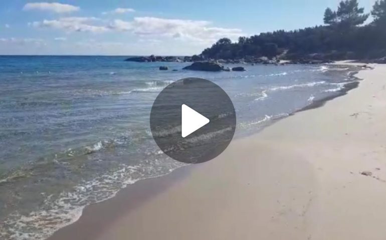 (VIDEO) Ogliastra, l’estate sembra non essere mai finita: la spiaggia di Orrì in pieno autunno