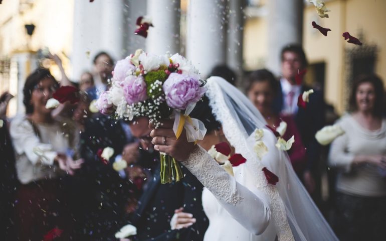 Bonus matrimonio, la proposta: 20mila euro per chi si sposa in chiesa. Scoppia la polemica
