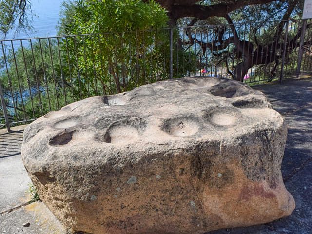 Lo sapevate? A Santa Maria Navarrese c’è una pietra votiva antichissima e misteriosa, diventata uno dei simboli del borgo