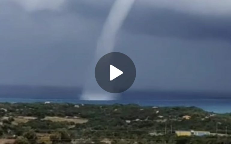 (VIDEO) Clamorosa tromba marina in Sardegna vicino alla riva: il video inquietante