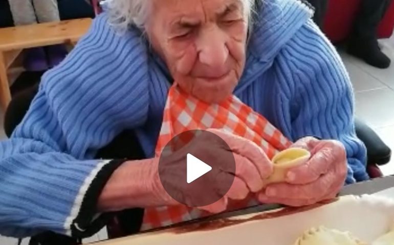 (VIDEO) Ogliastra, tzia Elvira Aresu a quasi 103 anni prepara is culurgionis