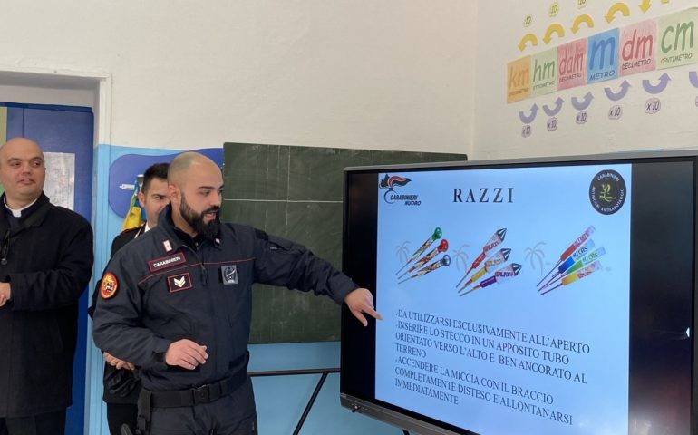 Girasole, Carabinieri artificieri a scuola per sensibilizzare i ragazzi sul corretto uso dei petardi