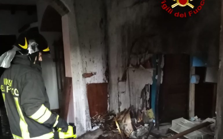 (VIDEO E FOTO) Paura nel Nuorese: terribile esplosione in un appartamento