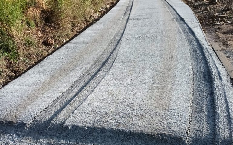 Inciviltà a Gairo: passano con l’auto sull’asfalto appena posato. L’ira del sindaco