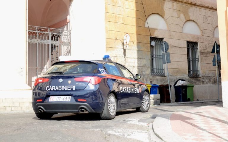 Timbra il cartellino e va a fare la spesa: una fisioterapista nei guai in Sardegna