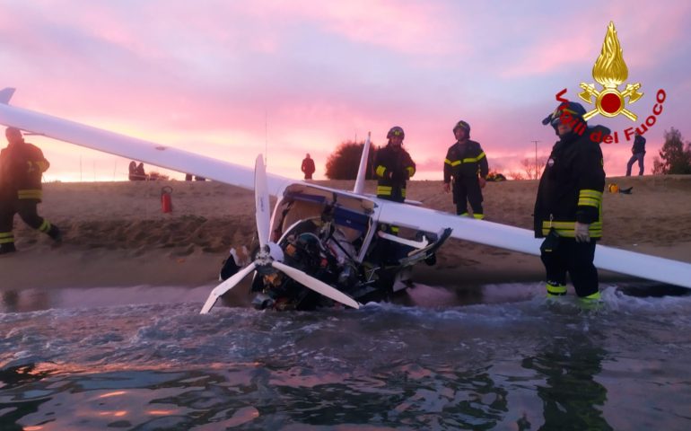 Tortolì, ultraleggero si schianta in acqua davanti all’aeroporto: due persone in ospedale