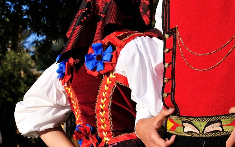Tortolì: un viaggio nella storia attraverso gli abiti tradizionali dal 1850 al 1950