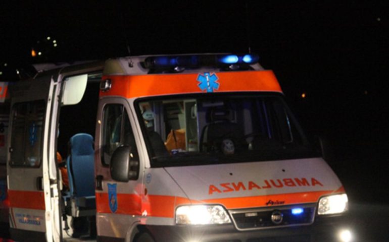 ambulanza 118 notte immagine di repertorio