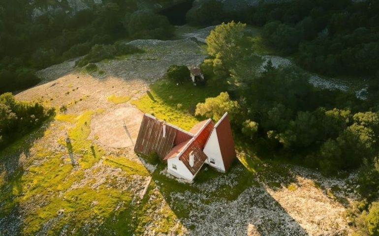 Dolomiti? No, Sardegna. Ecco dove si trova la particolarissima Baita Futurista