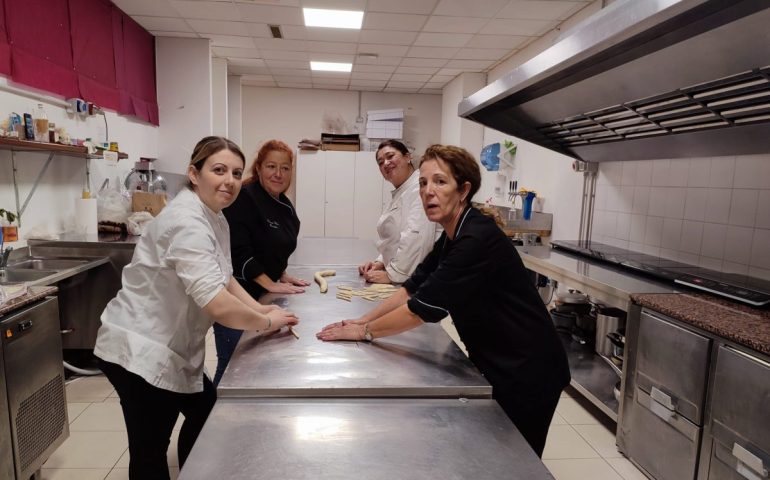 Tutte donne tra chef e maestre pastaie, organizzano cene di beneficenza per ricordare la Deledda: “A cena con Grazia”