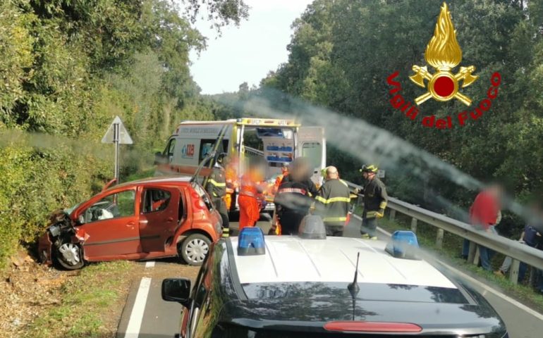 Sardegna, auto esce di strada e finisce in cunetta: ferito gravemente il conducente