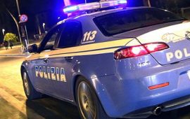 auto della polizia di notte