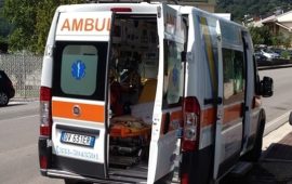 Orosei, auto investe famiglia in bicicletta: bimbo di tre anni portato in ospedale