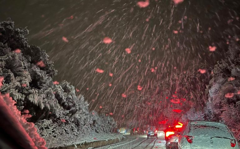 Ogliastra nella morsa del gelo: scuole chiuse e rallentamenti nelle strade di montagna.