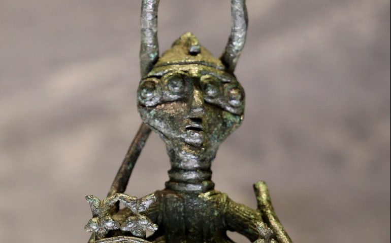 Il curioso bronzetto nuragico del “guerriero con quattro braccia e quattro occhi”. Perché ha questo aspetto?