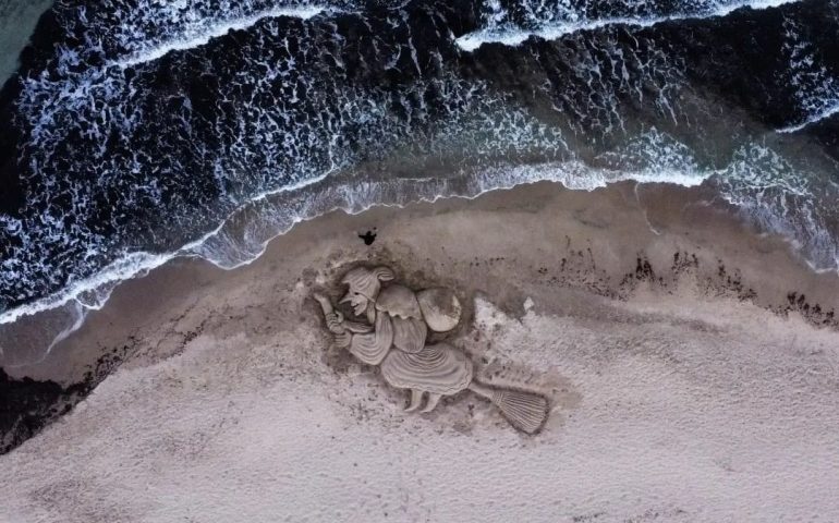 (FOTO) La Befana va al mare in Sardegna: la magnifica scultura di sabbia di Nicola Urru