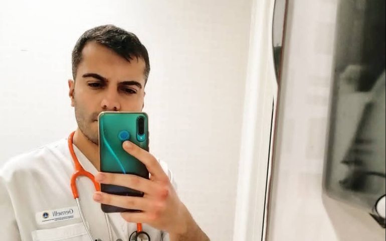 La vita in corsia del giovane medico Sandro Monni: «Lo sconforto? Vedersi disumanizzati»