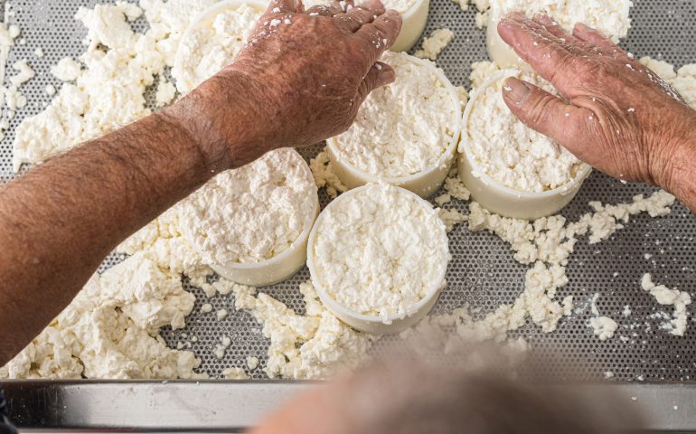 Respirano monossido di carbonio mentre preparano il formaggio: due intossicati gravi nel Nuorese