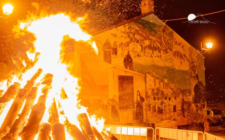 (FOTO) Gairo Taquisara, la magia dei fuochi di Sant’Antonio negli scatti di Cristian Mascia