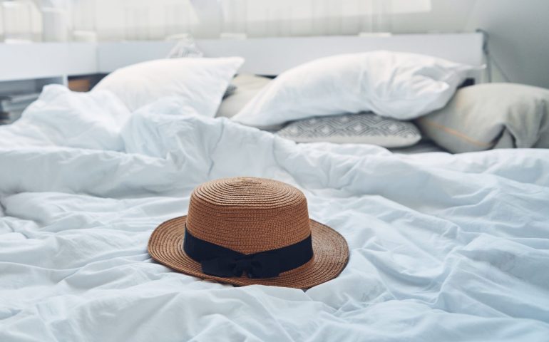 Un cappello su un letto