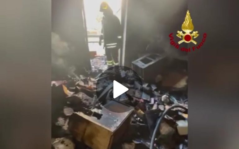 (VIDEO) Scoppia un incendio in un appartamento a Nuoro: muore un uomo asfissiato