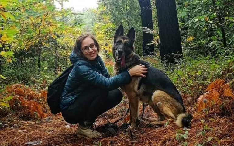 Cane sul letto sì o no? Il parere dell’esperta Martina Aresu