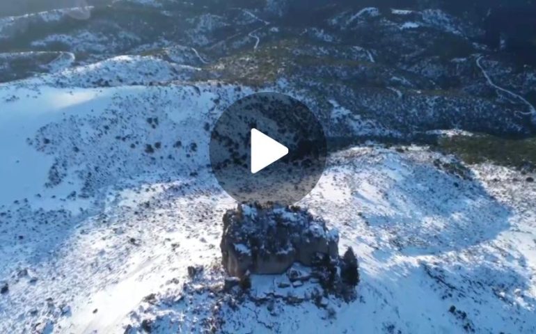 (VIDEO) In volo su Perda de Liana imbiancata dalla neve. La spettacolare “dronata” di Fabio Foddis