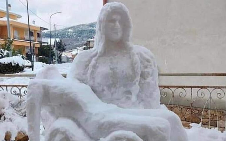 (FOTO) Quando la neve diventa arte: la Pietà di Michelangelo riprodotta in Sardegna
