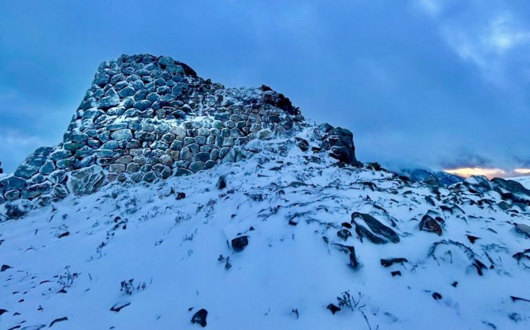 (FOTO) Ogliastra, l’antico villaggio nuragico di Ruinas imbiancato dalla neve