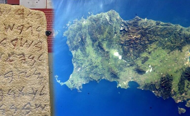 La storia della “Stele di Nora”, il blocco di arenaria con l’iscrizione più antica della parola Sardegna