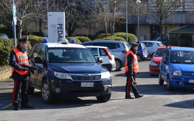 Sardegna, lancia un grosso sasso su un’auto in marcia: denunciato un 21enne