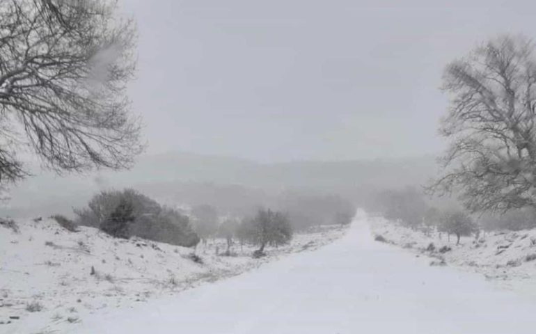 (FOTO) Neve e temperature sotto zero: l’Ogliastra si sveglia imbiancata