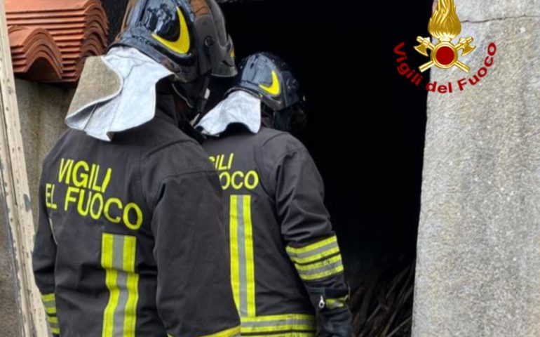vigili del fuoco di spalle