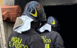 vigili del fuoco di spalle