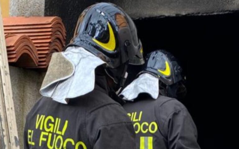 vigili del fuoco di spalle