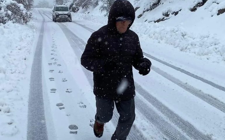 Zigheddu, il camminatore 84enne di Aritzo si allena senza paura anche con la neve
