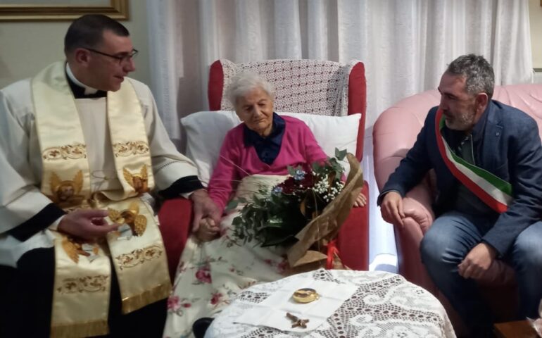 L’Ogliastra ha una nuova centenaria: Tertenia in festa per i 100 anni di Tzia Angela Serra