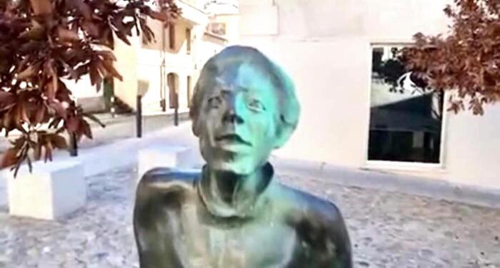 Nuoro, imbrattata dai vandali la statua di Grazia Deledda: lo sdegno del sindaco Soddu