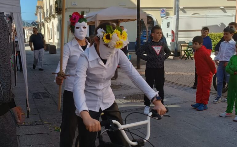 (FOTO E VIDEO) La Cicliglia a Tortolì: tutti pazzi per la Sartiglia sulle due ruote